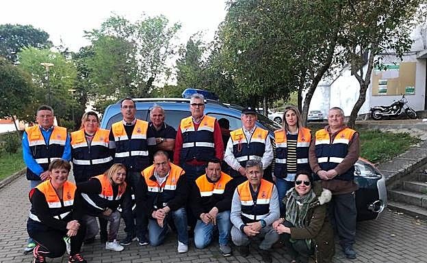 Miembros de protección civil con Tina Rodríguez