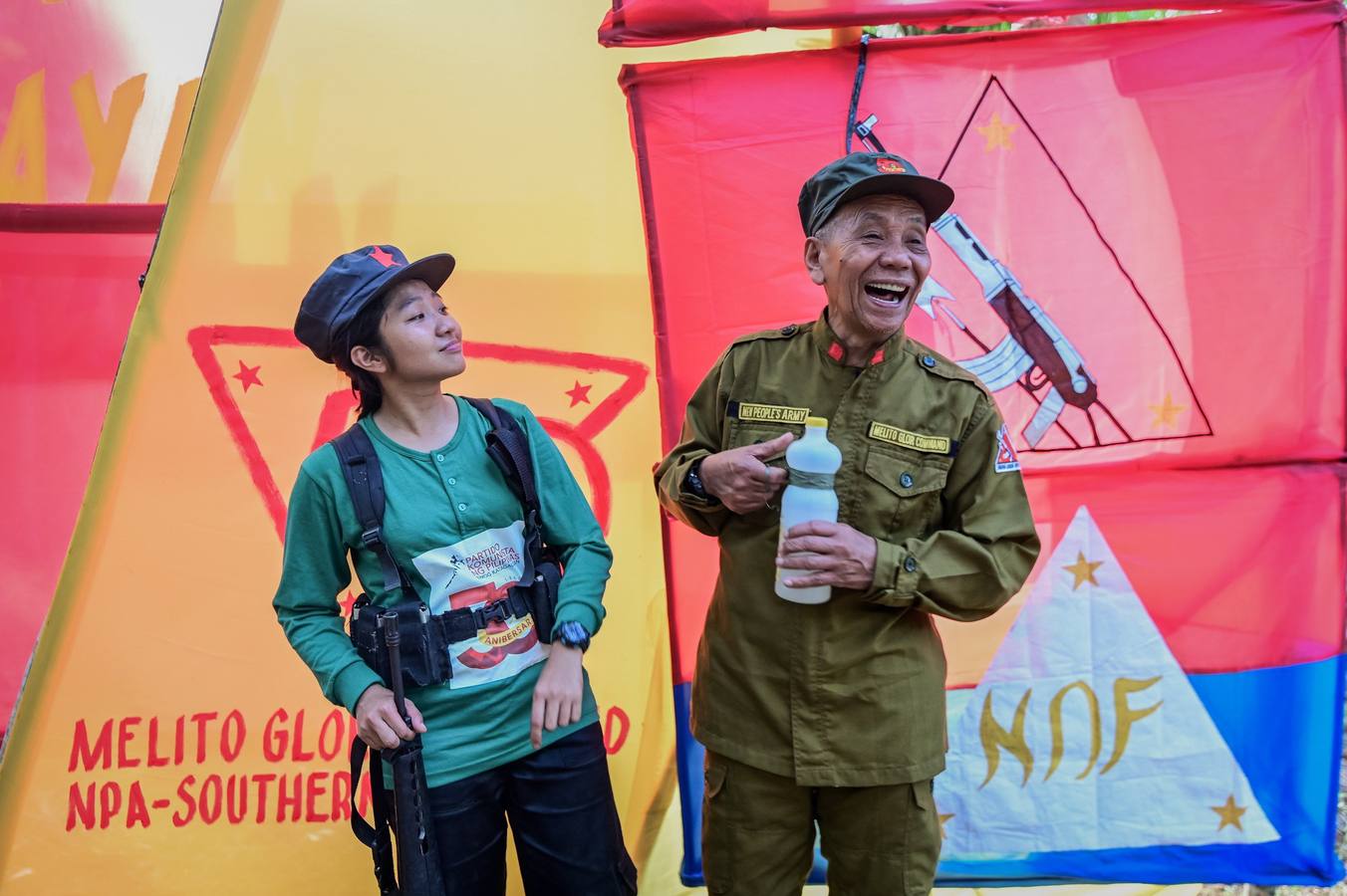 El comando Melito Glor del Nuevo Ejército del Pueblo (NEP) celebran el 50º aniversario de creación de la guerrilla comunista más antigua de Asia, en la región de Calabarzon, al sur de la isla de Luzón (Filipinas). Guarecidos en un recóndito y escarpado valle entre montañas de Filipinas, conviven una treintena de camaradas que han entregado su vida a la lucha revolucionaria.