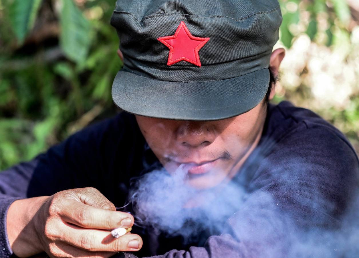 El comando Melito Glor del Nuevo Ejército del Pueblo (NEP) celebran el 50º aniversario de creación de la guerrilla comunista más antigua de Asia, en la región de Calabarzon, al sur de la isla de Luzón (Filipinas). Guarecidos en un recóndito y escarpado valle entre montañas de Filipinas, conviven una treintena de camaradas que han entregado su vida a la lucha revolucionaria.