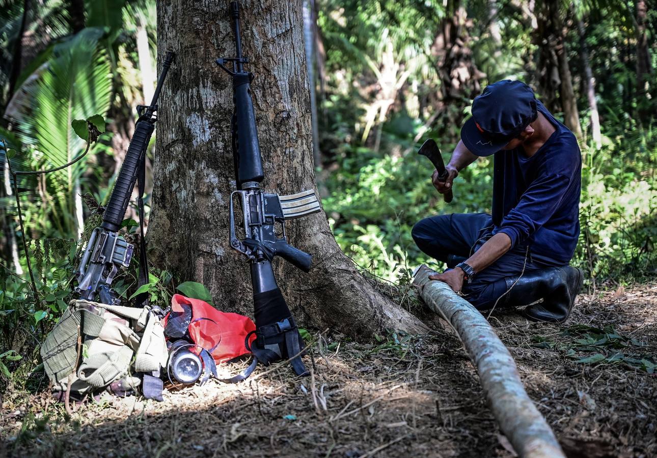 El comando Melito Glor del Nuevo Ejército del Pueblo (NEP) celebran el 50º aniversario de creación de la guerrilla comunista más antigua de Asia, en la región de Calabarzon, al sur de la isla de Luzón (Filipinas). Guarecidos en un recóndito y escarpado valle entre montañas de Filipinas, conviven una treintena de camaradas que han entregado su vida a la lucha revolucionaria.