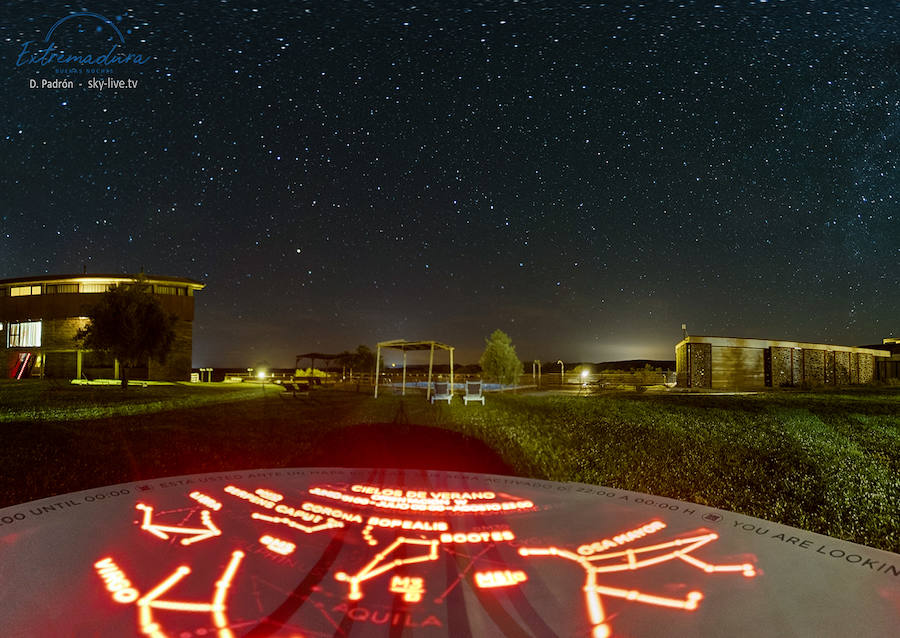 Mirador celeste situado en los jardines de la Hospedería de Monfragüe.