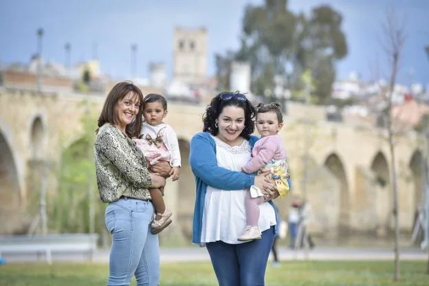 Ángela Pírez sostiene en brazos a su hija Valeria y Cristina Miranda a su pequeña Sara, tras conocerse durante la entrevista. :: j.v. arnelas