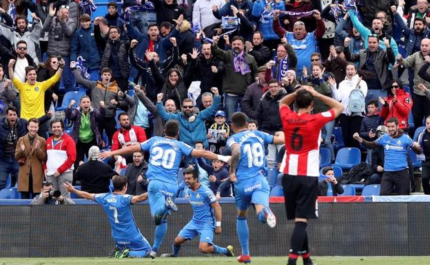 Los jugadores del Getafe celebran el gol de Ángel.