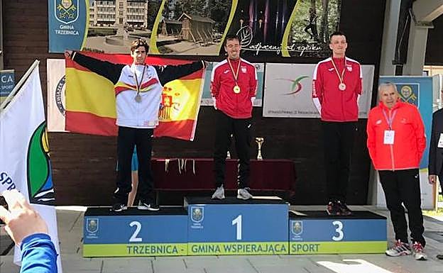 Manuel Gómez Lucas con la bandera española en el podio