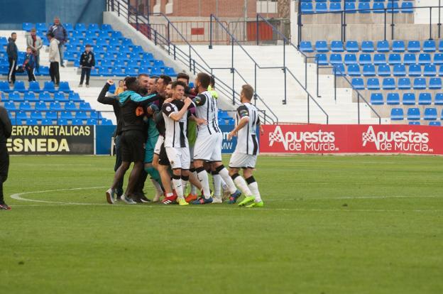 Los jugadores del Badajoz celebran el importante triunfo sobre el césped de La Condomina. :: JAVIER CARRIÓN