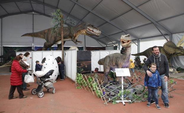 La exposición Dinosaurs Tour se puede ver en el recinto ferial de Cáceres:: 