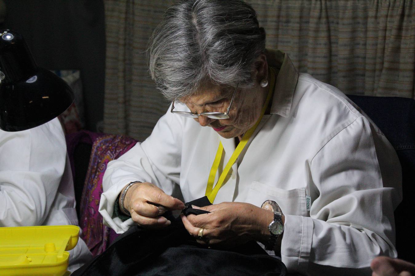 Unas 15 mujeres elaboran desde el mes de septiembre los hábitos de los nazarenos que procesionan en la Semana Santa de Badajoz.