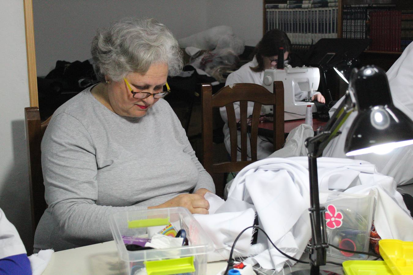 Unas 15 mujeres elaboran desde el mes de septiembre los hábitos de los nazarenos que procesionan en la Semana Santa de Badajoz.