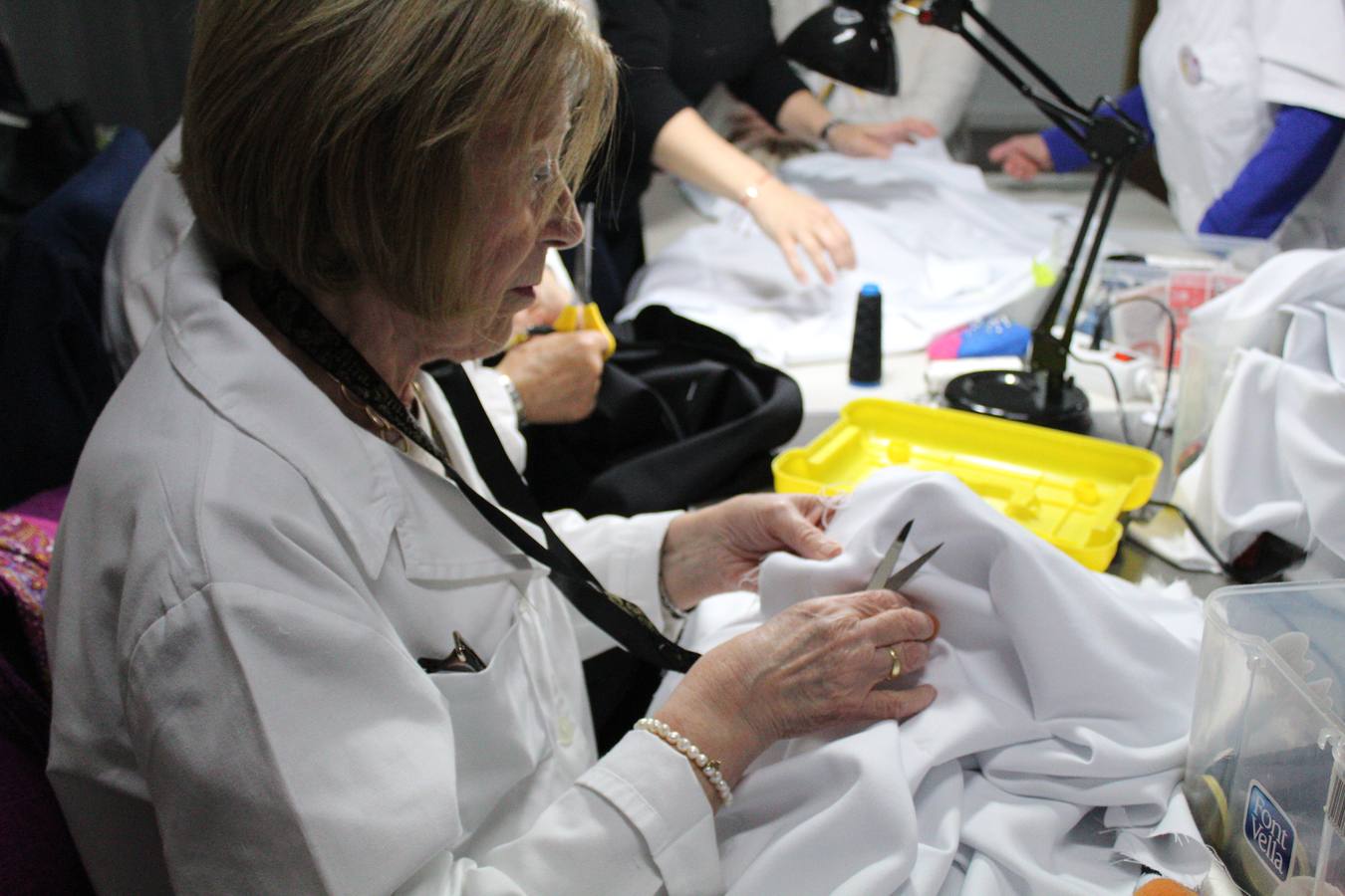 Unas 15 mujeres elaboran desde el mes de septiembre los hábitos de los nazarenos que procesionan en la Semana Santa de Badajoz.