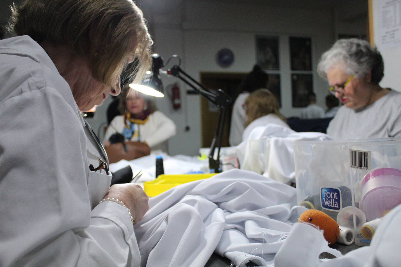 Unas 15 mujeres elaboran desde el mes de septiembre los hábitos de los nazarenos que procesionan en la Semana Santa de Badajoz.