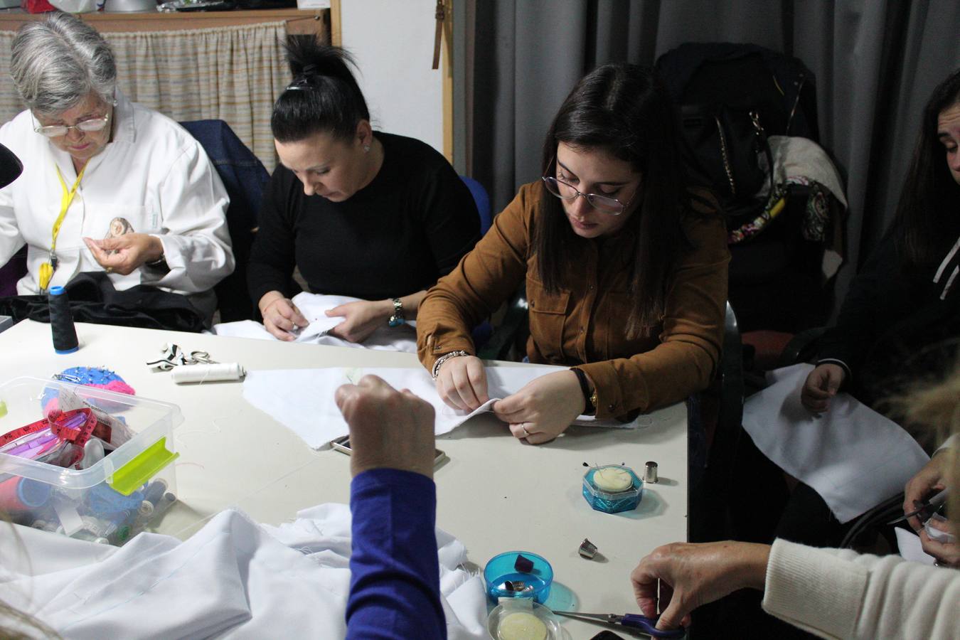 Unas 15 mujeres elaboran desde el mes de septiembre los hábitos de los nazarenos que procesionan en la Semana Santa de Badajoz.