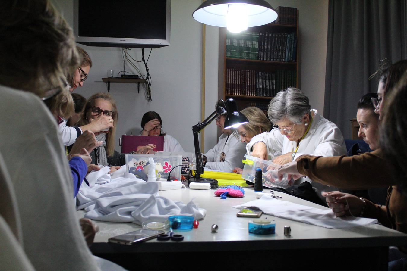 Unas 15 mujeres elaboran desde el mes de septiembre los hábitos de los nazarenos que procesionan en la Semana Santa de Badajoz.