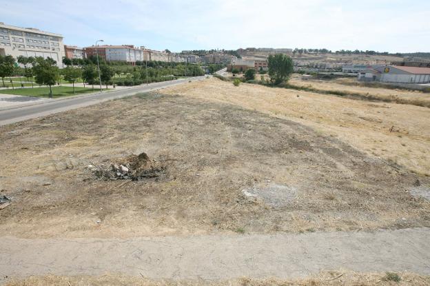 Imagen de la parcela, tomada desde el puente sobre la Ronda Norte, con Lidl y Mercadona al fondo. :: hoy