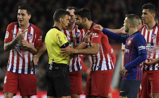 Diego Costa protesta a Gil Manzano tras la expulsión. 