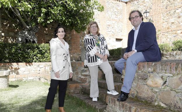 Magdalena Nevado (Vox), Victoria Domínguez (Cs) y Alberto Casero (PP) en Santa María. :: L. CORDERO