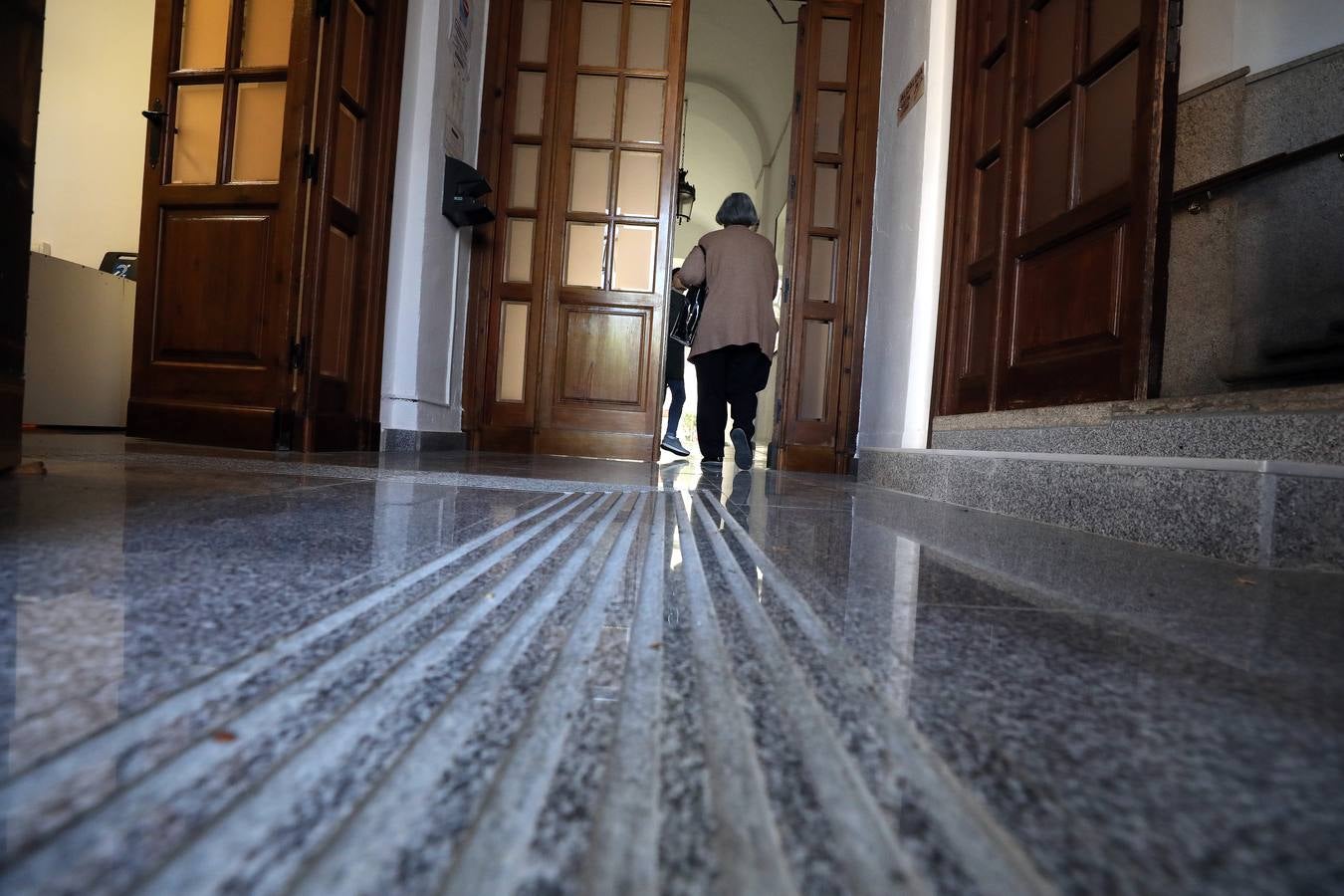 Se han instalado bucles magnéticos, baños adaptados, mostradores de doble altura, rampas de acceso y pavimentos de acanaladura