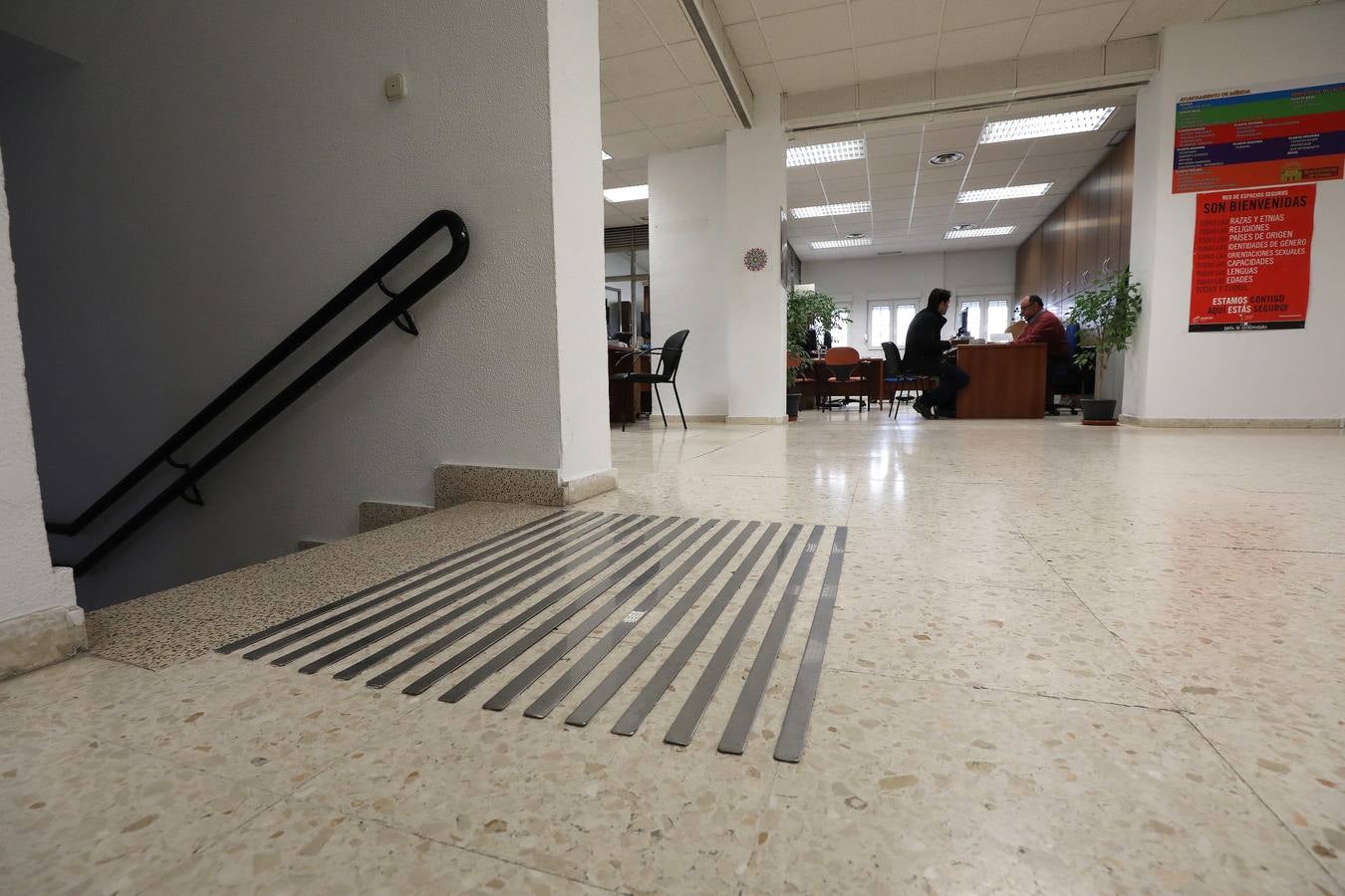 Se han instalado bucles magnéticos, baños adaptados, mostradores de doble altura, rampas de acceso y pavimentos de acanaladura