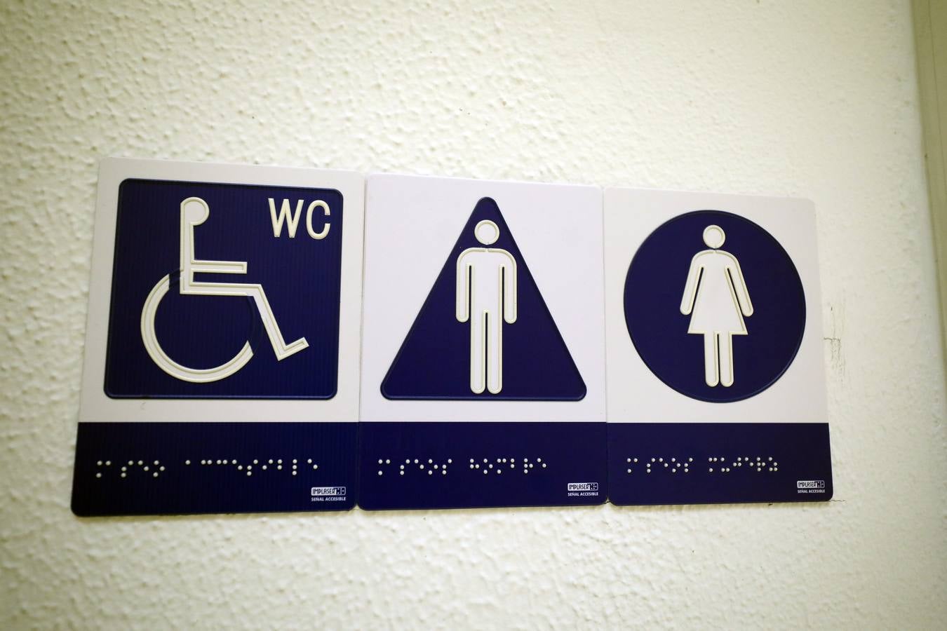 Se han instalado bucles magnéticos, baños adaptados, mostradores de doble altura, rampas de acceso y pavimentos de acanaladura