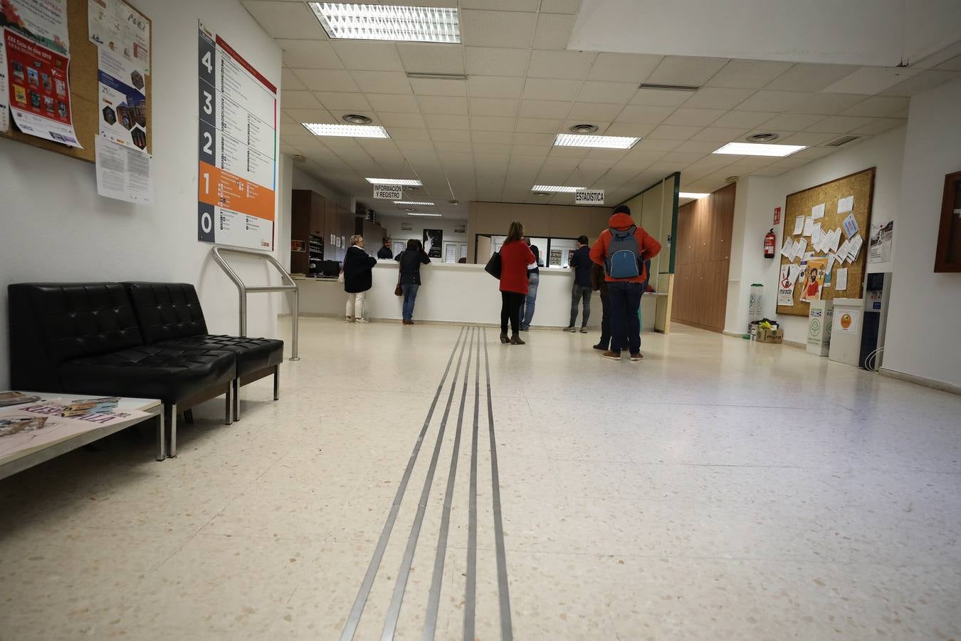 Se han instalado bucles magnéticos, baños adaptados, mostradores de doble altura, rampas de acceso y pavimentos de acanaladura