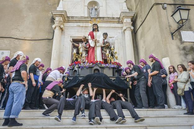  Rezo cantado. Un cantaor dedicándole una saeta al Cristo de la Espina a la salida de la procesión, el Martes Santo. :: hoy