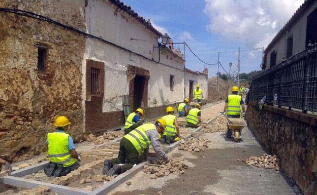 Trabajadores de la Aepsa en una calle en Hornachos