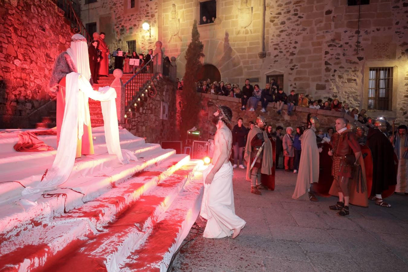 La Pasión Viviente de Cáceres arrancó ayer a las ocho y media de la tarde al ritmo que marcaban los tambores de la banda de la cofradía del Humilladero bajo el Arco de la Estrella. Una nutrida legión de romanos, integrada por miembros de las asociaciones Ara Concordiae y Emerita Antiqua de Mérida, descendió por la calle Gran Vía, se mezcló con el público y se detuvo a los pies de la Torre de Bujaco. Desde el balcón, un centurión alertó a los asistentes de la presencia de un alborotador, «al que llaman el galileo». Vigilemos, dijo, «para que no haya una revuelta». Y, a continuación, exclamó: «¡Militares, adelante!». 