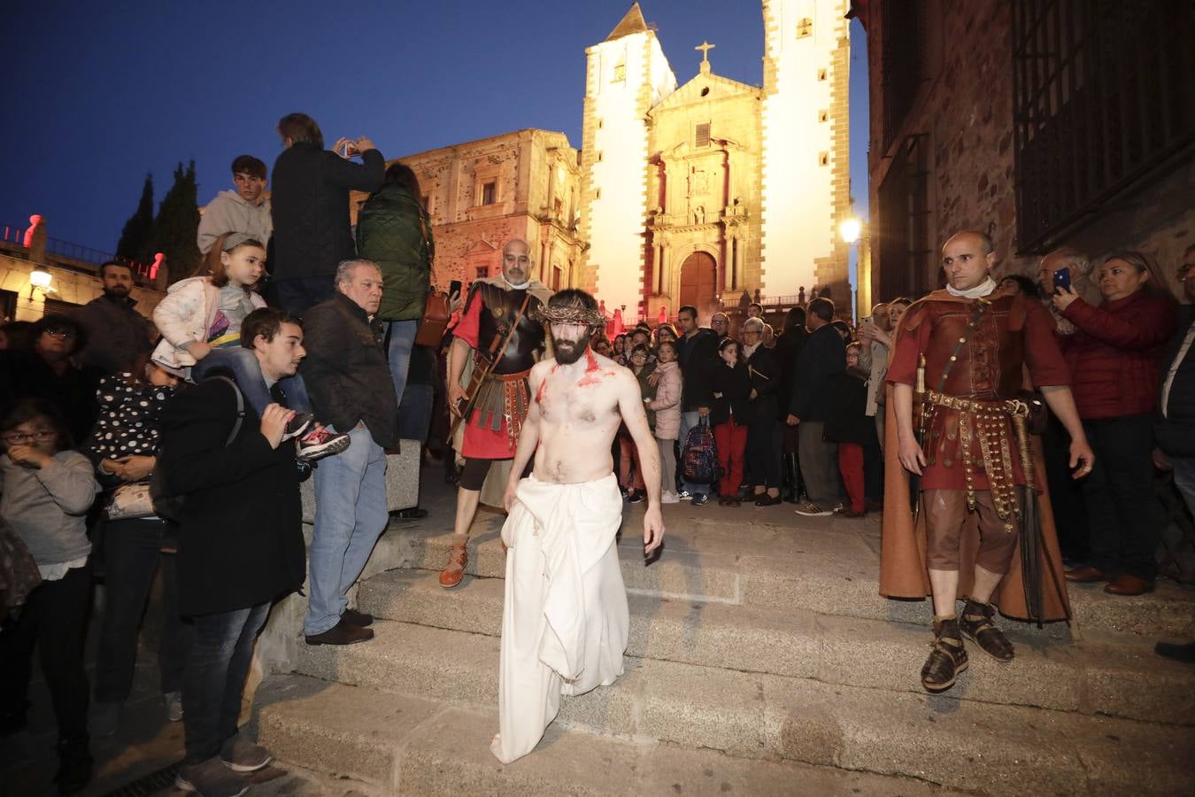 La Pasión Viviente de Cáceres arrancó ayer a las ocho y media de la tarde al ritmo que marcaban los tambores de la banda de la cofradía del Humilladero bajo el Arco de la Estrella. Una nutrida legión de romanos, integrada por miembros de las asociaciones Ara Concordiae y Emerita Antiqua de Mérida, descendió por la calle Gran Vía, se mezcló con el público y se detuvo a los pies de la Torre de Bujaco. Desde el balcón, un centurión alertó a los asistentes de la presencia de un alborotador, «al que llaman el galileo». Vigilemos, dijo, «para que no haya una revuelta». Y, a continuación, exclamó: «¡Militares, adelante!». 