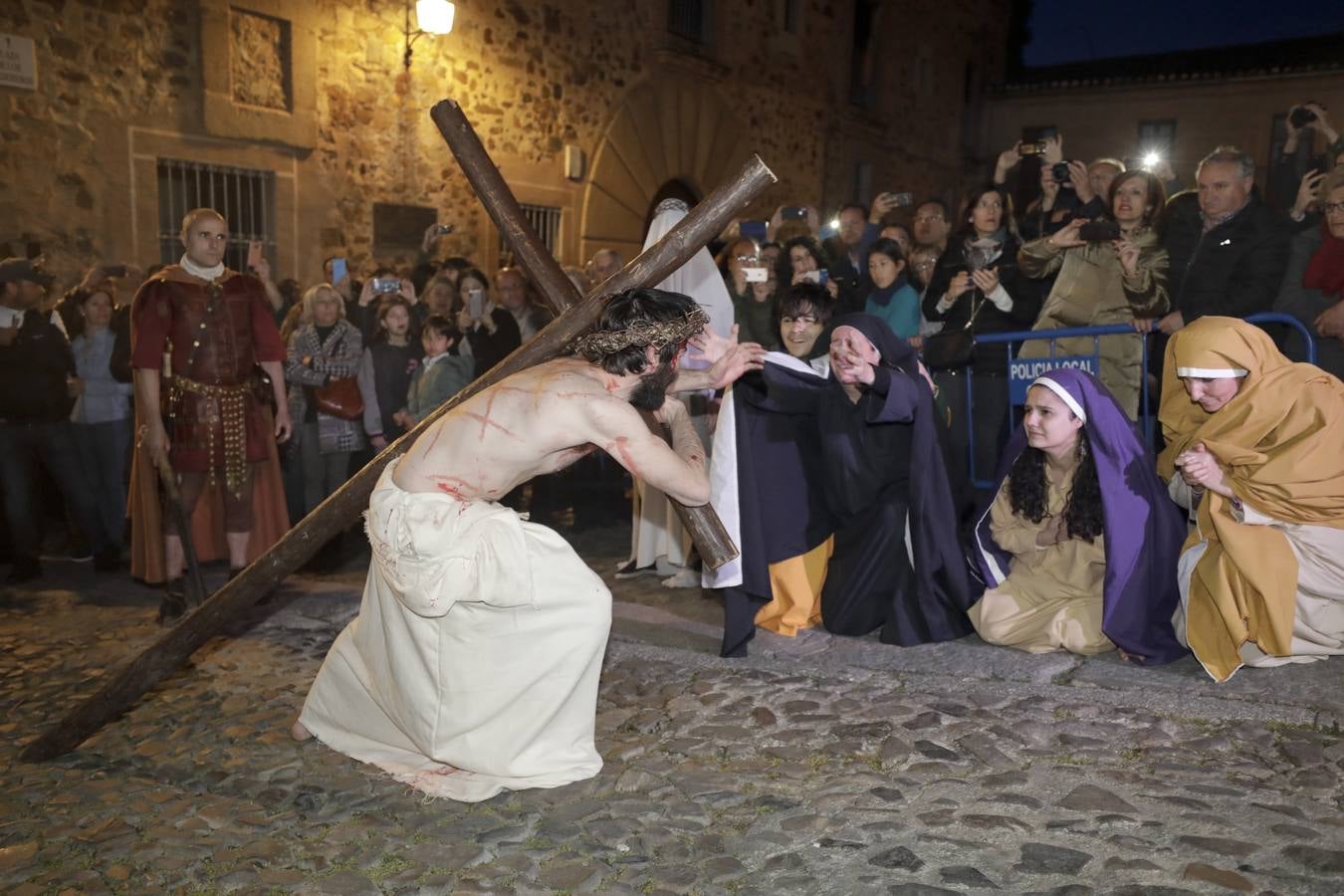 La Pasión Viviente de Cáceres arrancó ayer a las ocho y media de la tarde al ritmo que marcaban los tambores de la banda de la cofradía del Humilladero bajo el Arco de la Estrella. Una nutrida legión de romanos, integrada por miembros de las asociaciones Ara Concordiae y Emerita Antiqua de Mérida, descendió por la calle Gran Vía, se mezcló con el público y se detuvo a los pies de la Torre de Bujaco. Desde el balcón, un centurión alertó a los asistentes de la presencia de un alborotador, «al que llaman el galileo». Vigilemos, dijo, «para que no haya una revuelta». Y, a continuación, exclamó: «¡Militares, adelante!». 