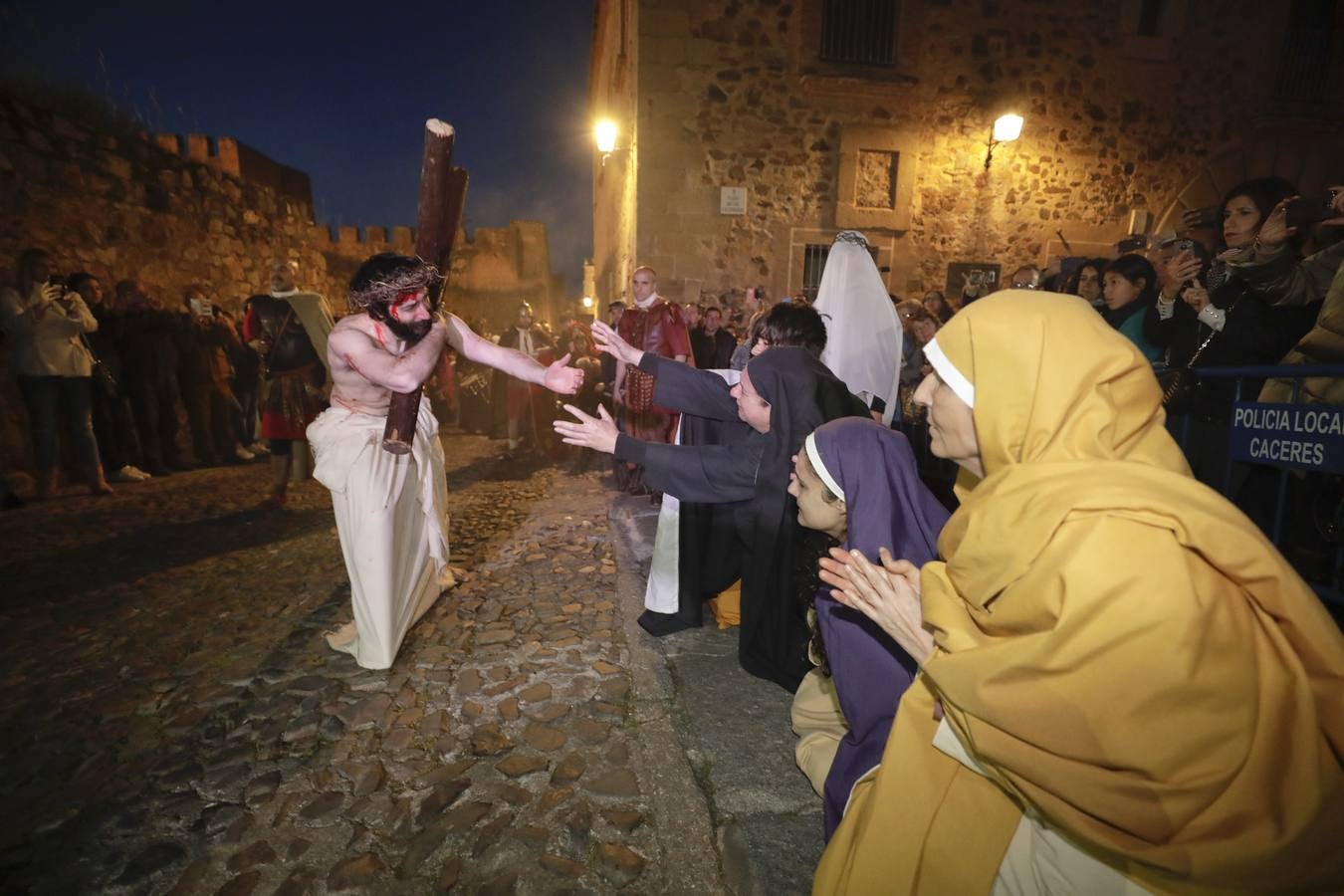 La Pasión Viviente de Cáceres arrancó ayer a las ocho y media de la tarde al ritmo que marcaban los tambores de la banda de la cofradía del Humilladero bajo el Arco de la Estrella. Una nutrida legión de romanos, integrada por miembros de las asociaciones Ara Concordiae y Emerita Antiqua de Mérida, descendió por la calle Gran Vía, se mezcló con el público y se detuvo a los pies de la Torre de Bujaco. Desde el balcón, un centurión alertó a los asistentes de la presencia de un alborotador, «al que llaman el galileo». Vigilemos, dijo, «para que no haya una revuelta». Y, a continuación, exclamó: «¡Militares, adelante!». 