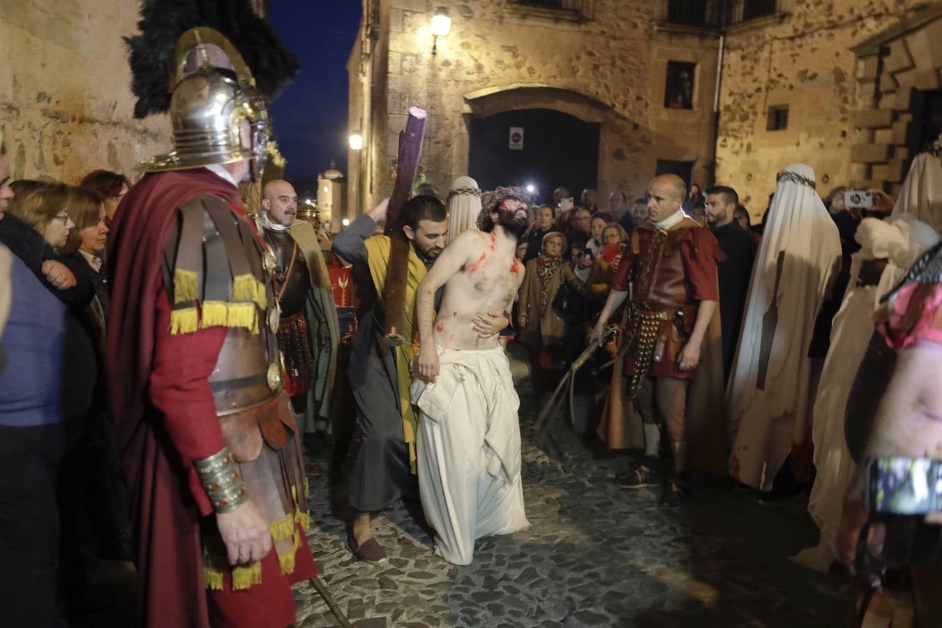La Pasión Viviente de Cáceres arrancó ayer a las ocho y media de la tarde al ritmo que marcaban los tambores de la banda de la cofradía del Humilladero bajo el Arco de la Estrella. Una nutrida legión de romanos, integrada por miembros de las asociaciones Ara Concordiae y Emerita Antiqua de Mérida, descendió por la calle Gran Vía, se mezcló con el público y se detuvo a los pies de la Torre de Bujaco. Desde el balcón, un centurión alertó a los asistentes de la presencia de un alborotador, «al que llaman el galileo». Vigilemos, dijo, «para que no haya una revuelta». Y, a continuación, exclamó: «¡Militares, adelante!». 