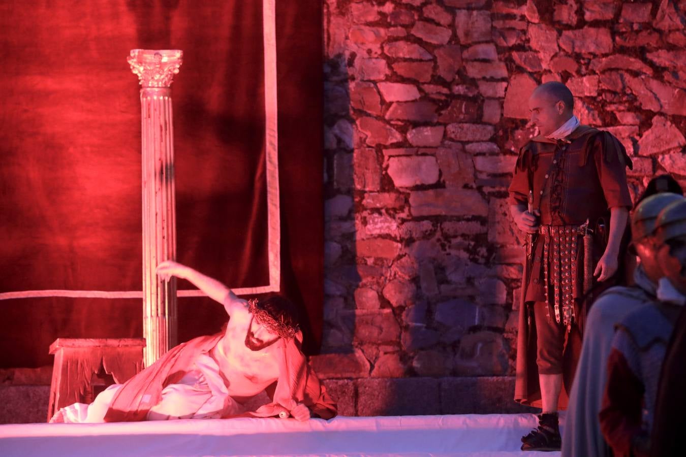 La Pasión Viviente de Cáceres arrancó ayer a las ocho y media de la tarde al ritmo que marcaban los tambores de la banda de la cofradía del Humilladero bajo el Arco de la Estrella. Una nutrida legión de romanos, integrada por miembros de las asociaciones Ara Concordiae y Emerita Antiqua de Mérida, descendió por la calle Gran Vía, se mezcló con el público y se detuvo a los pies de la Torre de Bujaco. Desde el balcón, un centurión alertó a los asistentes de la presencia de un alborotador, «al que llaman el galileo». Vigilemos, dijo, «para que no haya una revuelta». Y, a continuación, exclamó: «¡Militares, adelante!». 