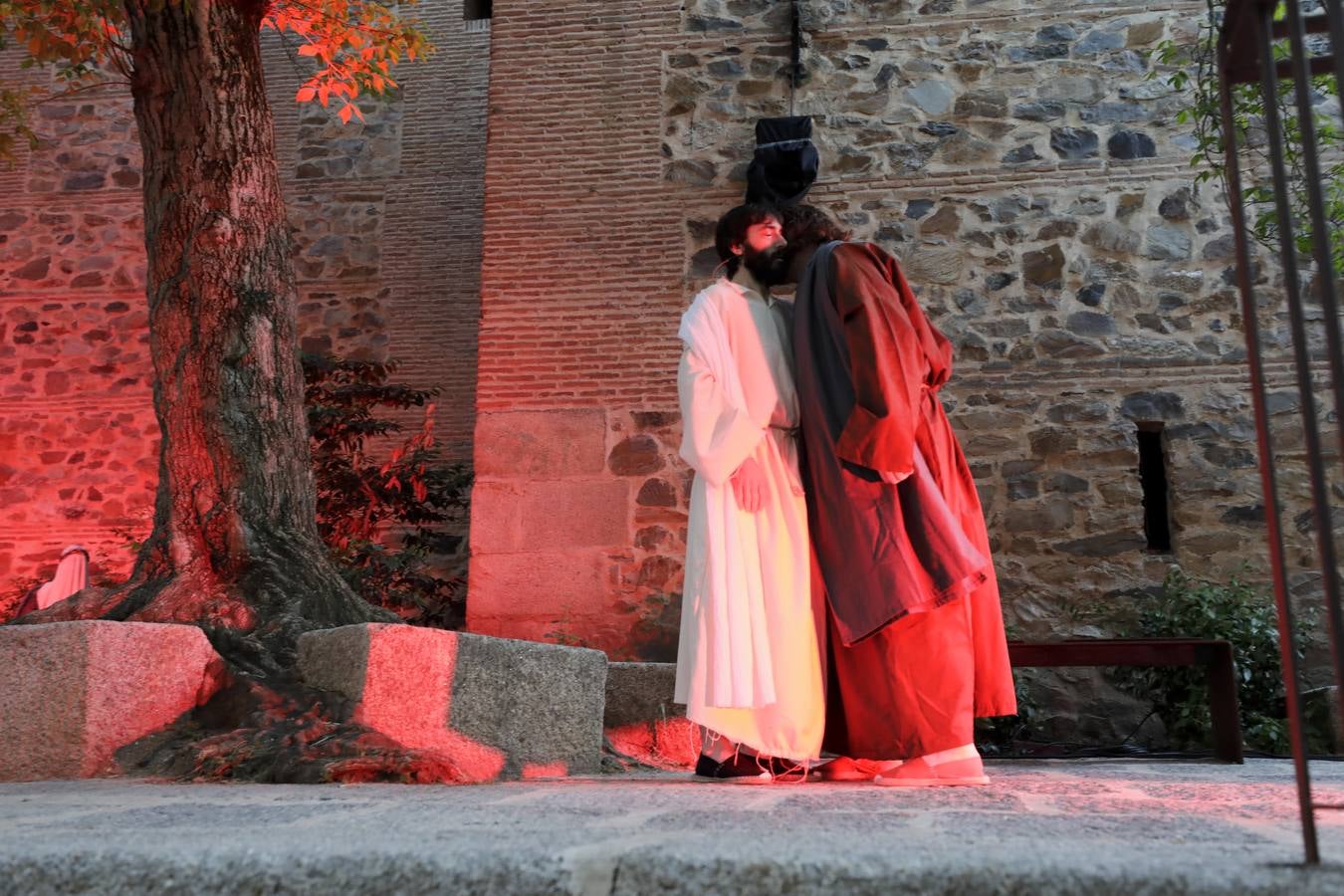 La Pasión Viviente de Cáceres arrancó ayer a las ocho y media de la tarde al ritmo que marcaban los tambores de la banda de la cofradía del Humilladero bajo el Arco de la Estrella. Una nutrida legión de romanos, integrada por miembros de las asociaciones Ara Concordiae y Emerita Antiqua de Mérida, descendió por la calle Gran Vía, se mezcló con el público y se detuvo a los pies de la Torre de Bujaco. Desde el balcón, un centurión alertó a los asistentes de la presencia de un alborotador, «al que llaman el galileo». Vigilemos, dijo, «para que no haya una revuelta». Y, a continuación, exclamó: «¡Militares, adelante!». 