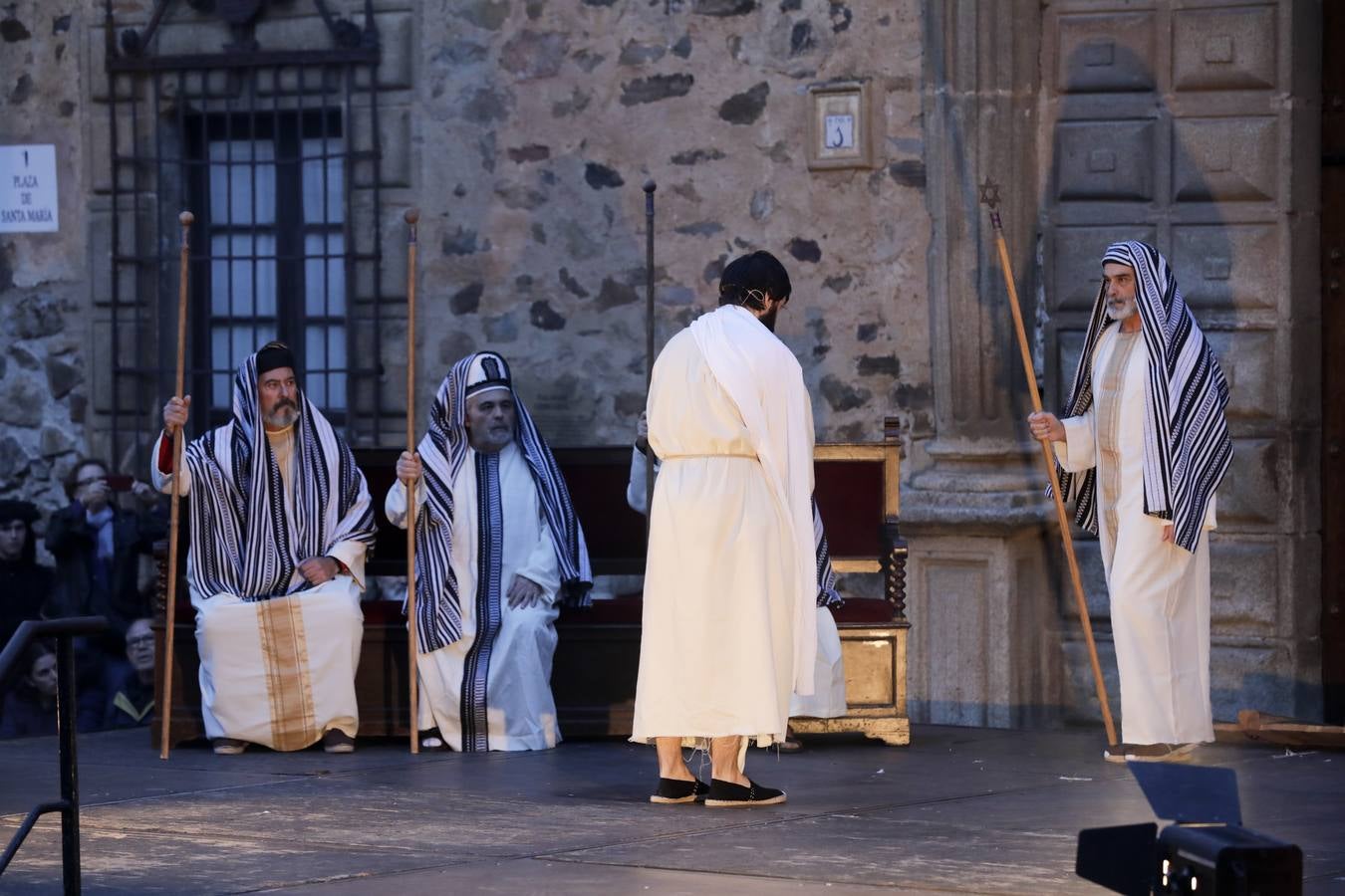 La Pasión Viviente de Cáceres arrancó ayer a las ocho y media de la tarde al ritmo que marcaban los tambores de la banda de la cofradía del Humilladero bajo el Arco de la Estrella. Una nutrida legión de romanos, integrada por miembros de las asociaciones Ara Concordiae y Emerita Antiqua de Mérida, descendió por la calle Gran Vía, se mezcló con el público y se detuvo a los pies de la Torre de Bujaco. Desde el balcón, un centurión alertó a los asistentes de la presencia de un alborotador, «al que llaman el galileo». Vigilemos, dijo, «para que no haya una revuelta». Y, a continuación, exclamó: «¡Militares, adelante!». 
