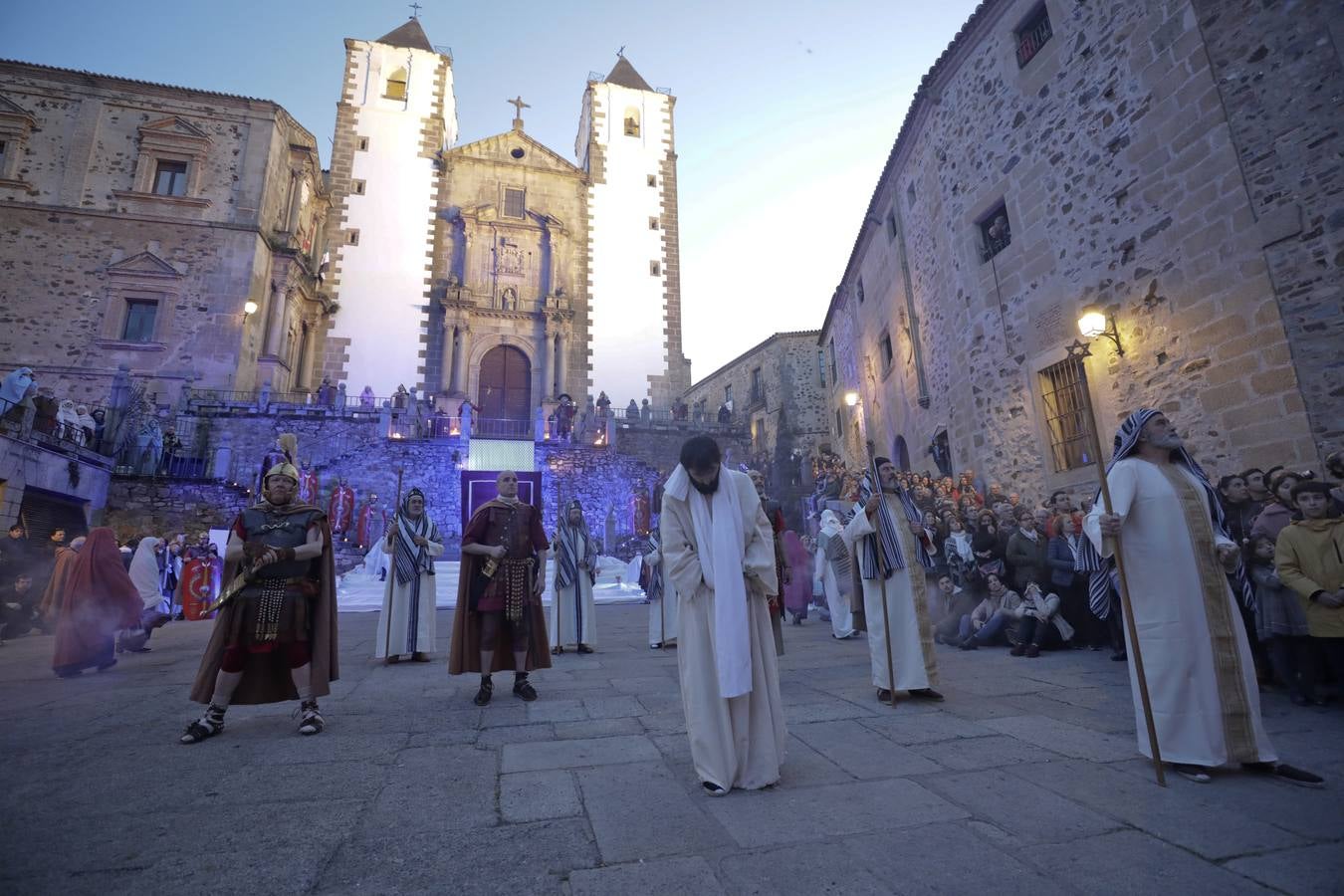 La Pasión Viviente de Cáceres arrancó ayer a las ocho y media de la tarde al ritmo que marcaban los tambores de la banda de la cofradía del Humilladero bajo el Arco de la Estrella. Una nutrida legión de romanos, integrada por miembros de las asociaciones Ara Concordiae y Emerita Antiqua de Mérida, descendió por la calle Gran Vía, se mezcló con el público y se detuvo a los pies de la Torre de Bujaco. Desde el balcón, un centurión alertó a los asistentes de la presencia de un alborotador, «al que llaman el galileo». Vigilemos, dijo, «para que no haya una revuelta». Y, a continuación, exclamó: «¡Militares, adelante!». 