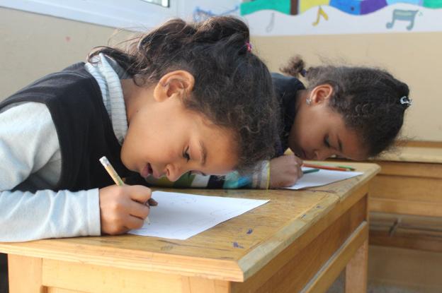 Los niños reciben clases de apoyo en las aulas de este hogar infantil:: E.F.V.