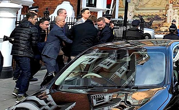 El fundador de WikiLeaks, Assange, es llevado por agentes de la Policía Metropolitana tras su arresto en Londres.
