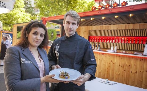 MARI LUZ MARTÍN Y ADRIÁN NINICRUZK (Homarus) Vieira con crujiente de jamón ibérico. Combinación de mar y tierra con aceite de oliva virgen extra extremeño.