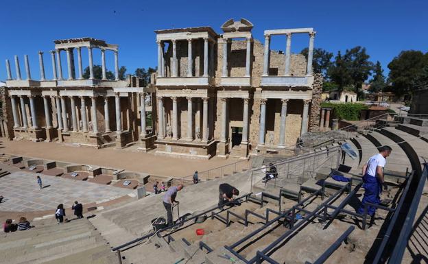 Trabajos que se llevan a cabo en una parte del graderío del Teatro Romano.