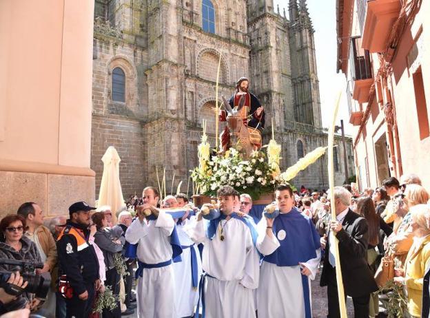 Los costaleros cargan el paso de Jesús, con la Catedral al fondo, en el inicio de la procesión. :: ANDY SOLÉ
