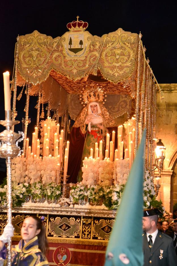 La Virgen en el paso de palio en la procesión de anoche.