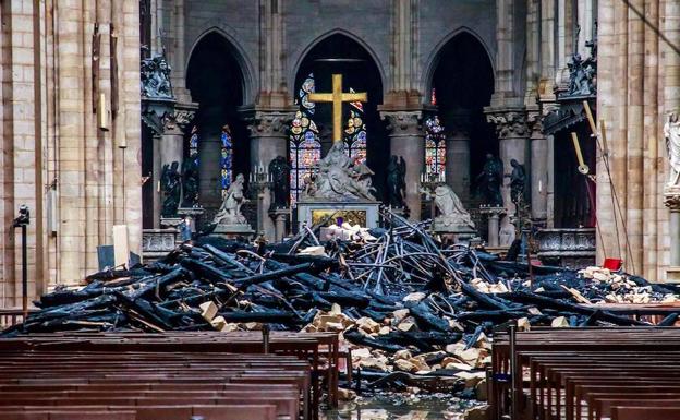 Escombros sobre el altar mayor de Notre Dame.