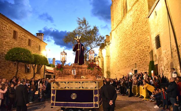 Imagen principal - Arriba, Jesús de la Pasión lució majestuoso en solitario en su paso, sin figuras secundarias; abajo a la izquierda, algunos de los muchos cofrades que participaron ayer; a la derecha, una de las bandas de música. 