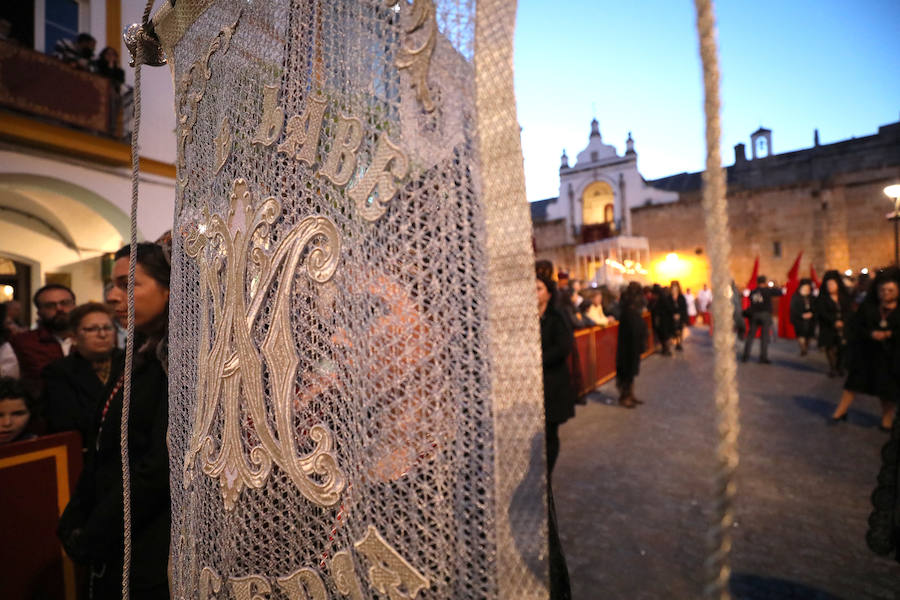 Fotos: Imágenes del Lunes Santo en Mérida: Jesús de Medinaceli, Santísimo Cristo de las Injurias y Nuestra Señora del Rosario