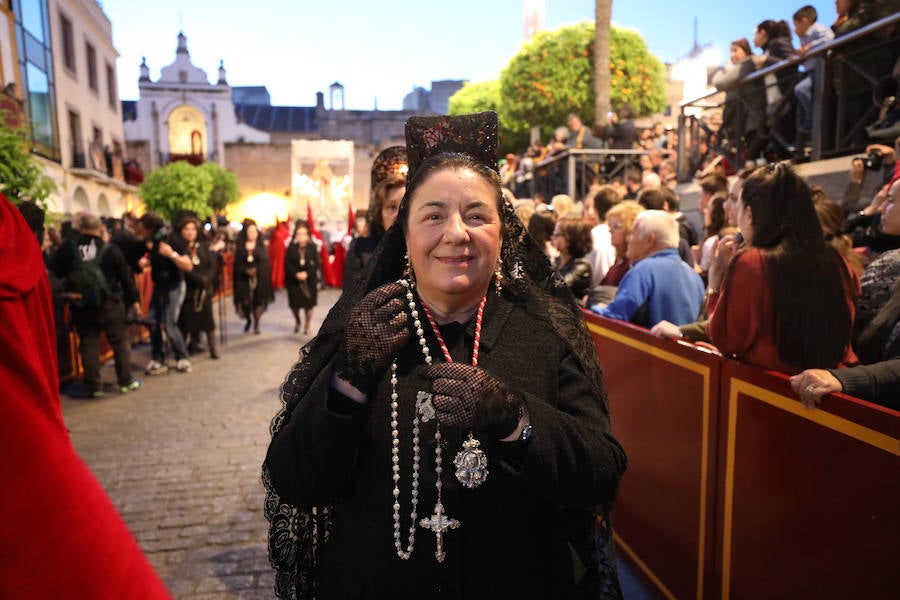 Fotos: Imágenes del Lunes Santo en Mérida: Jesús de Medinaceli, Santísimo Cristo de las Injurias y Nuestra Señora del Rosario