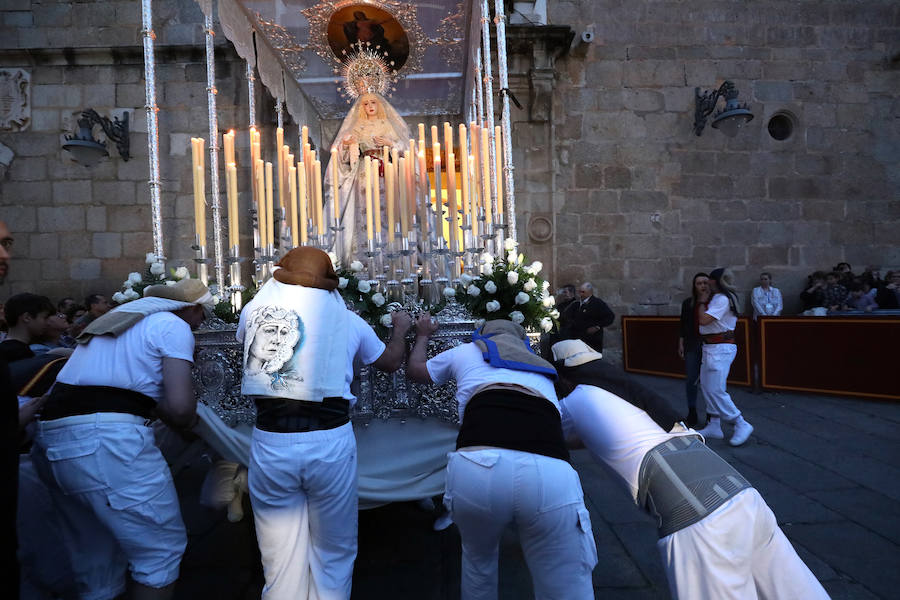 Fotos: Imágenes del Lunes Santo en Mérida: Jesús de Medinaceli, Santísimo Cristo de las Injurias y Nuestra Señora del Rosario