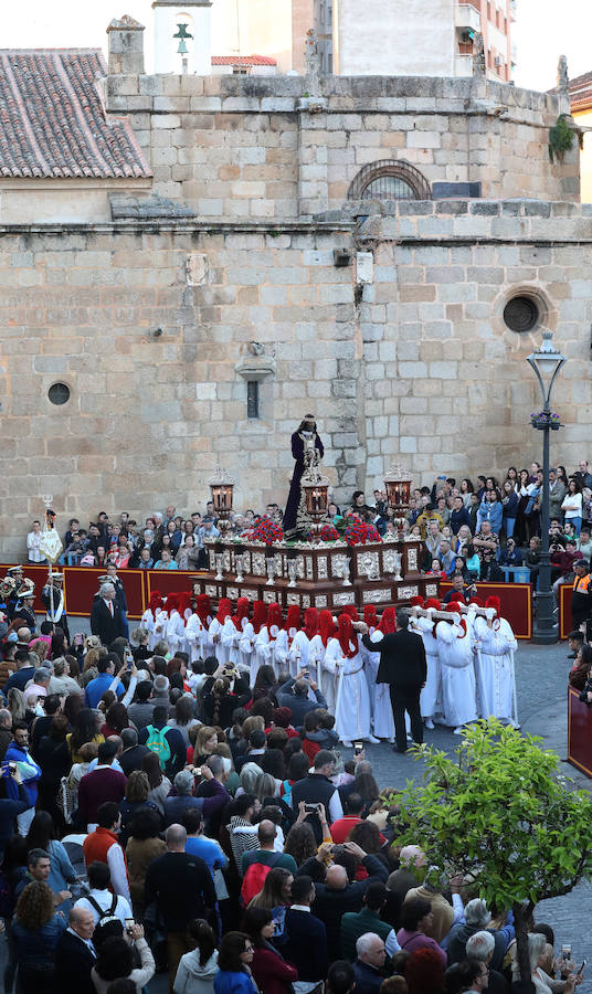 Fotos: Imágenes del Lunes Santo en Mérida: Jesús de Medinaceli, Santísimo Cristo de las Injurias y Nuestra Señora del Rosario