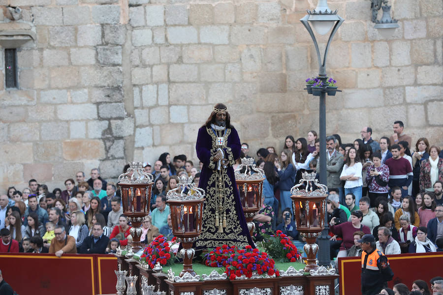 Fotos: Imágenes del Lunes Santo en Mérida: Jesús de Medinaceli, Santísimo Cristo de las Injurias y Nuestra Señora del Rosario