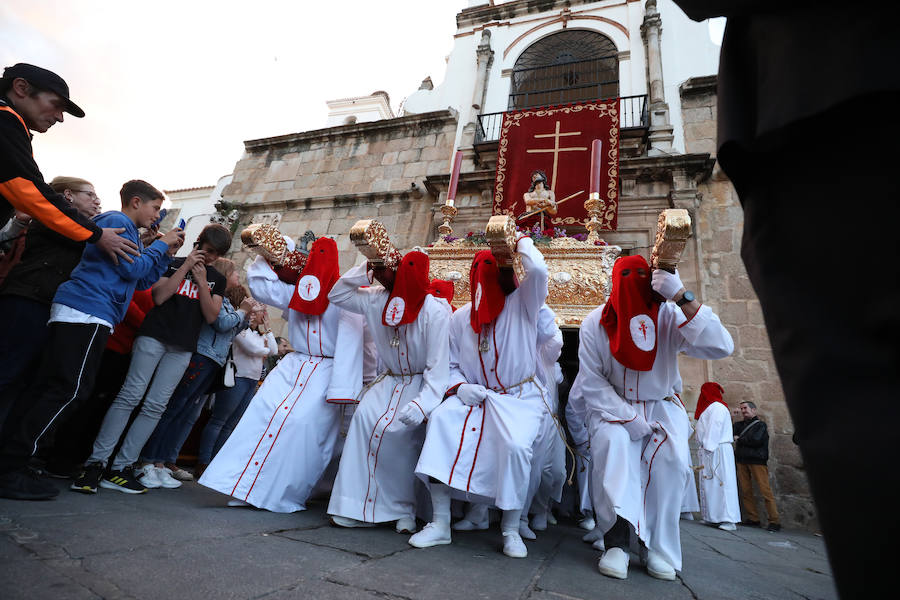 Fotos: Imágenes del Lunes Santo en Mérida: Jesús de Medinaceli, Santísimo Cristo de las Injurias y Nuestra Señora del Rosario