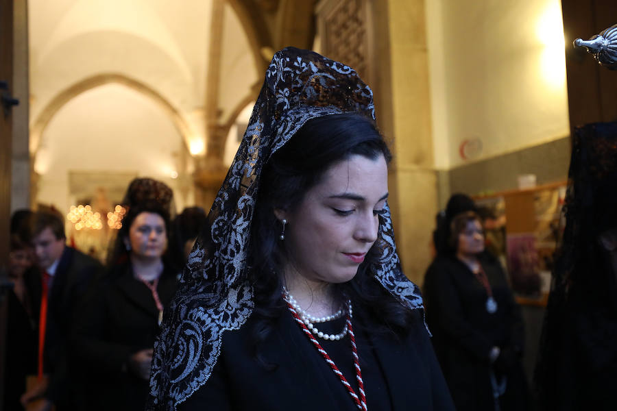 Fotos: Imágenes del Lunes Santo en Mérida: Jesús de Medinaceli, Santísimo Cristo de las Injurias y Nuestra Señora del Rosario