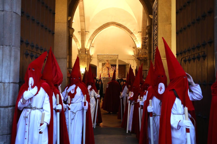 Fotos: Imágenes del Lunes Santo en Mérida: Jesús de Medinaceli, Santísimo Cristo de las Injurias y Nuestra Señora del Rosario